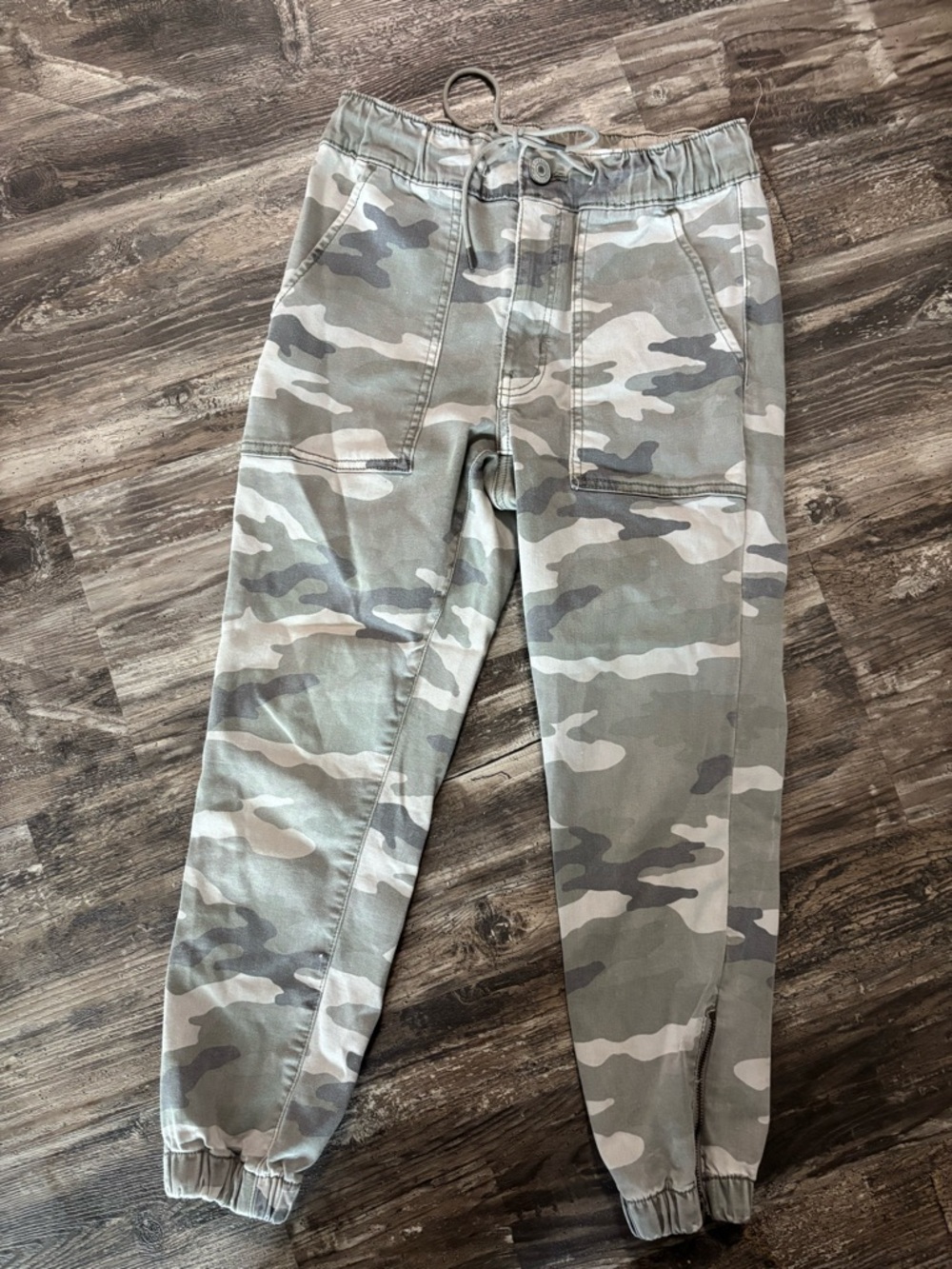 American Eagle Outfitters Camo Cargo Joggers - Green